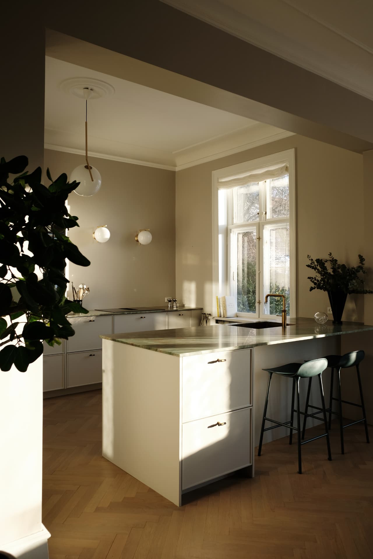 Woodfront-køkken på Frederiksberg med lyse fronter, grøn stenbordplade og køkkenø