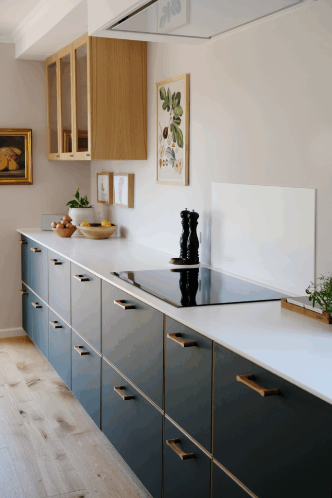 Lyst og stilrent køkken med blågrønne skuffer og trægreb som viser designmuligheder når du vil vide hvad koster et IKEA køkken.