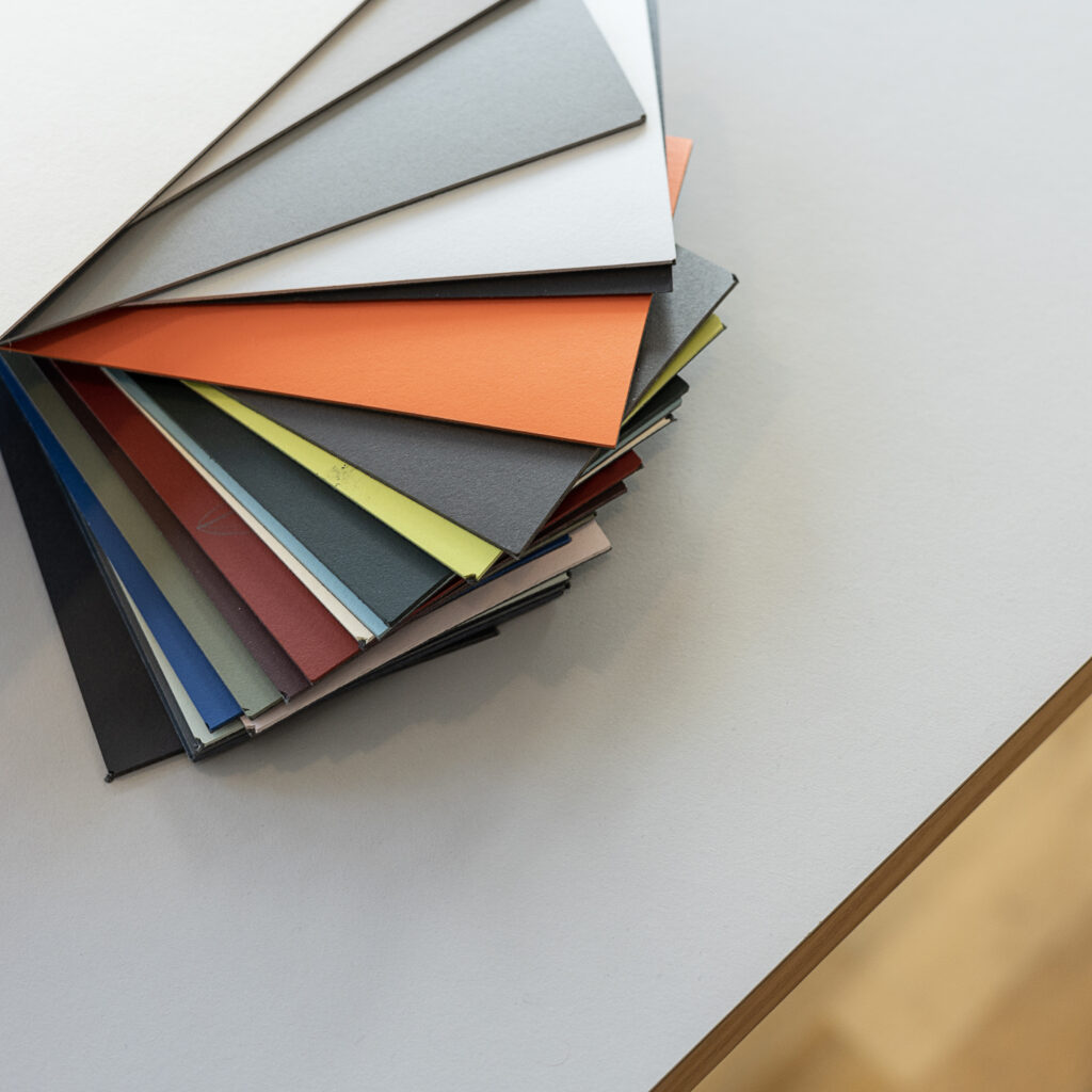 Farveprøver i forskellige nuancer til køkkenfronter – første skridt i processen, når man planlægger og monterer et køkken.