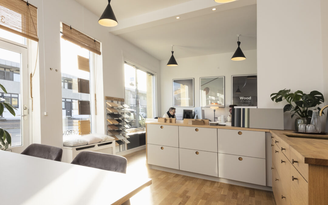 Lyst showroom med moderne køkkendesign og materialevalg – viser idéer til hvordan man fornyer sit køkken med personlig stil og kvalitet.