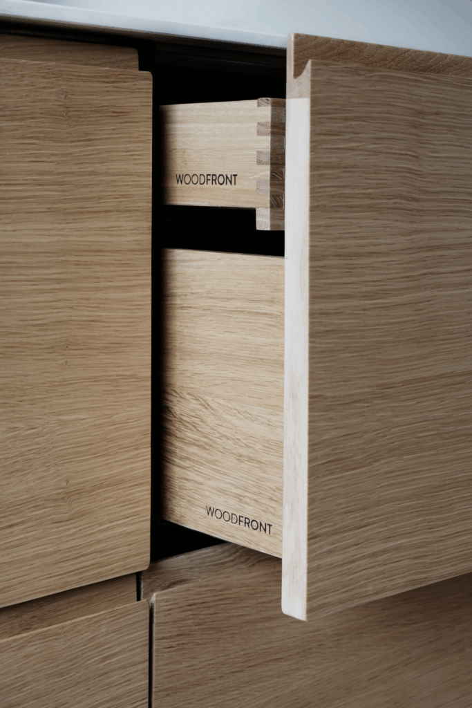 Detalje af egetræsskuffer med synlige samlinger fra Woodfront – håndværkskvalitet der illustrerer arbejdet bag, hvor lang tid det tager at lave et nyt køkken.