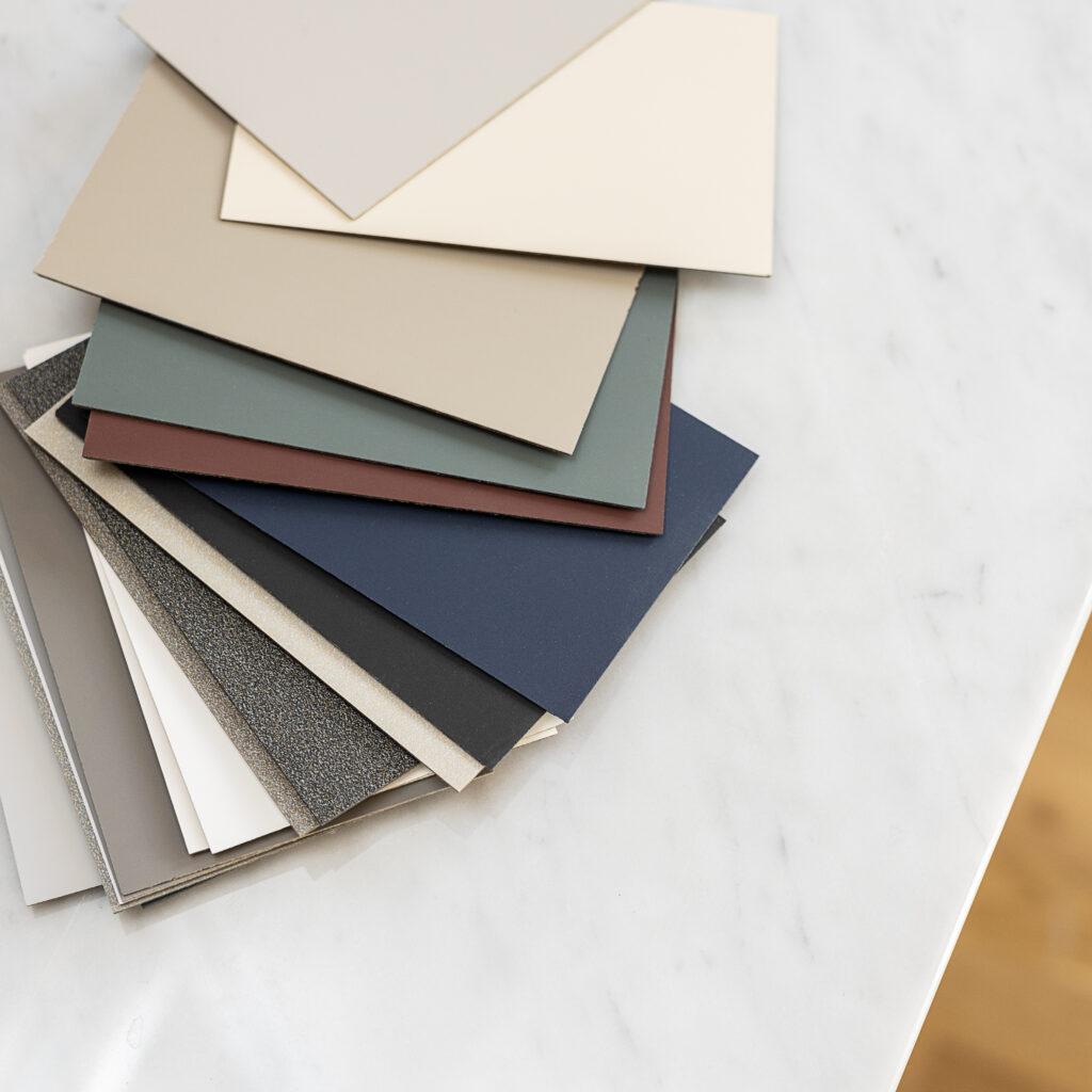 Farveprøver på laminat i forskellige nuancer – inspiration til valg af overflader, når man overvejer, om man kan male laminat køkkenlåger.