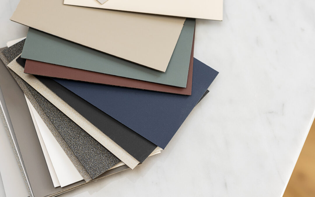 Farveprøver på laminat i forskellige nuancer – inspiration til valg af overflader, når man overvejer, om man kan male laminat køkkenlåger.