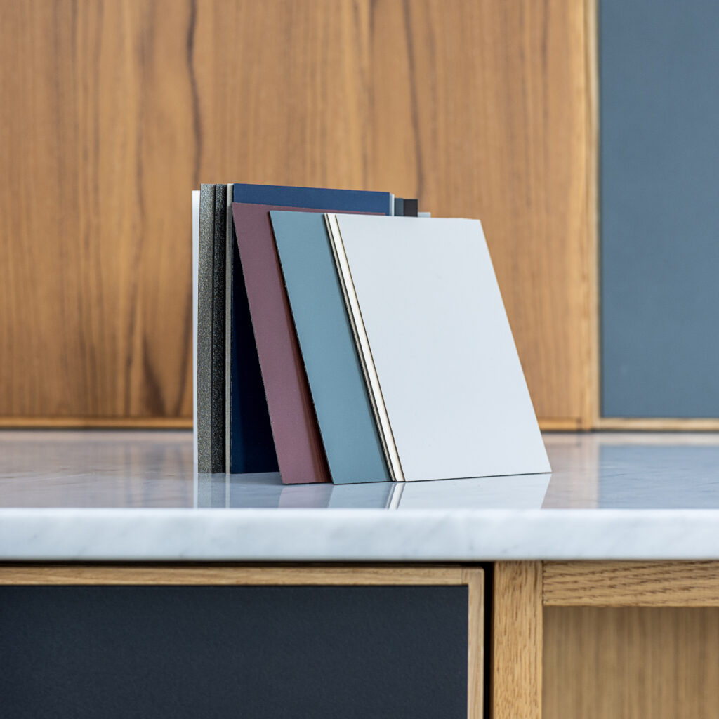 Prøver på køkkenfronter i forskellige farver og materialer – viser designmuligheder og overvejelser, når man sætter et køkken op.