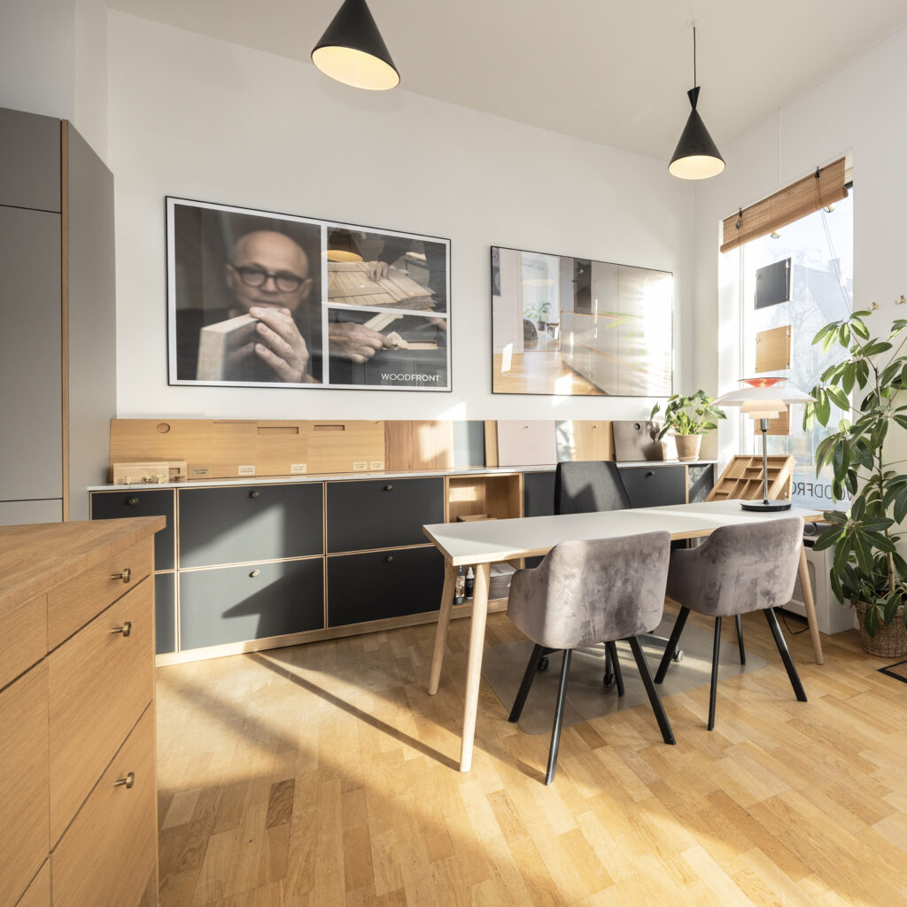 Woodfront showroom med køkkenelementer og materialer – inspiration til planlægning og valg, når man skal sætte et køkken op.