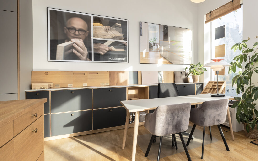 Woodfront showroom med køkkenelementer og materialer – inspiration til planlægning og valg, når man skal sætte et køkken op.