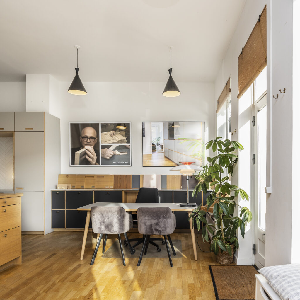 Lys og moderne indretning i showroom med prøver på materialer og fronter til renovering af gammelt køkken.