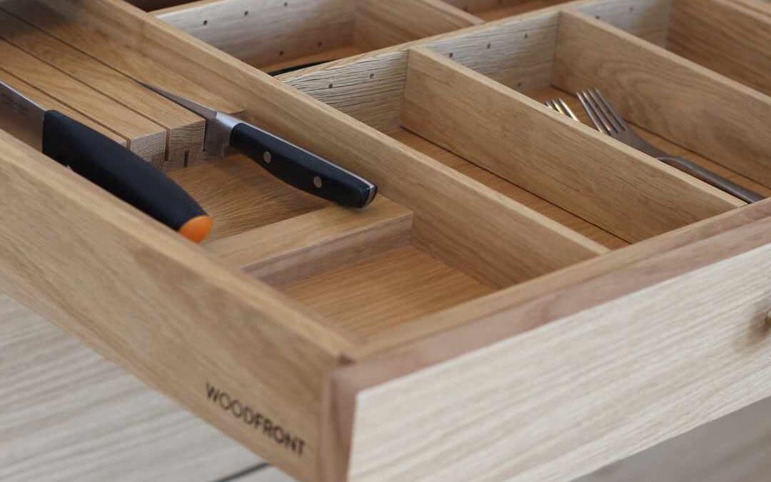 Skuffeindretning i køkken med bestikindsats og knivholder i egetræsskuffe fra Woodfront.