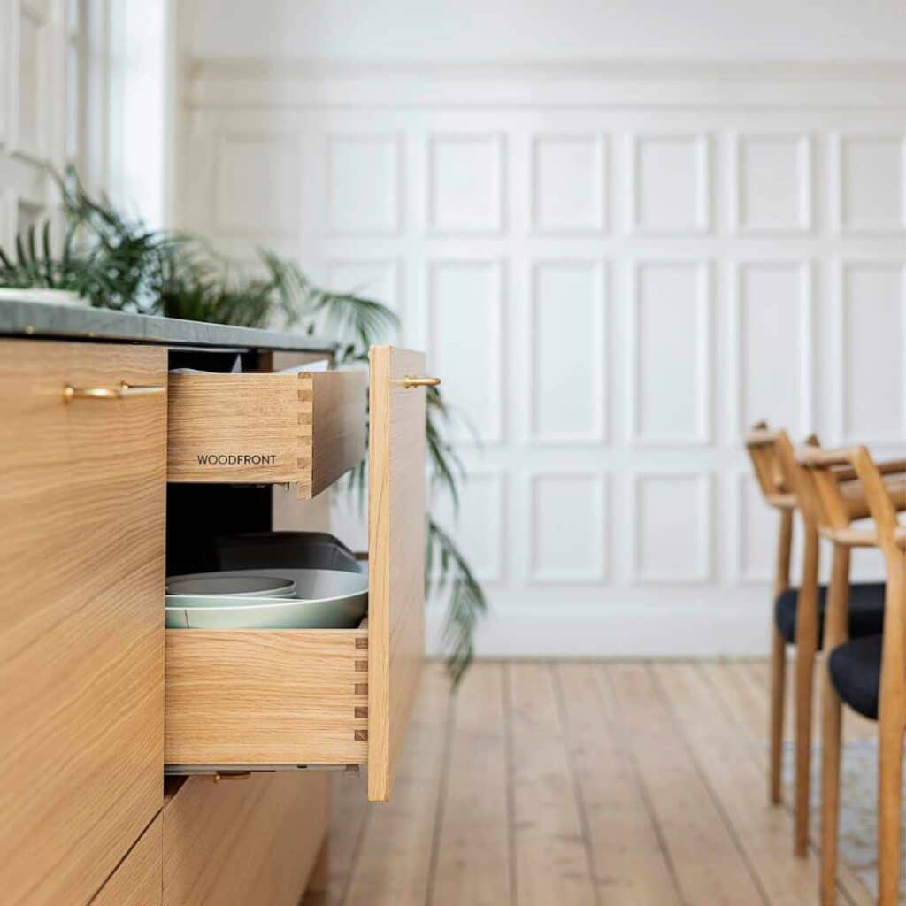 Nye træskuffer og moderne design i renoveret køkken – smart måde at forny gammelt køkken på.