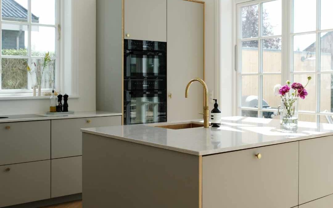 Lyst moderne køkken efter renovering – elegant resultat af at forny gammelt køkken.
